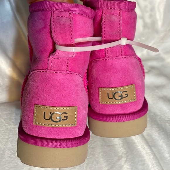 UGG Classic Mini II Shearling Boot - Picture 9 of 17